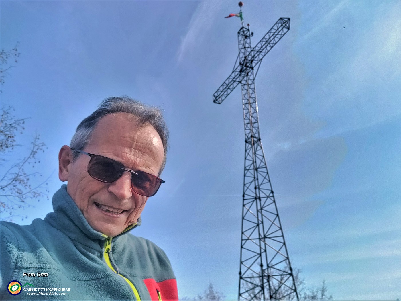 56 Alla alta (25 m) croce di vetta del Monte Ubione (895 m).jpg